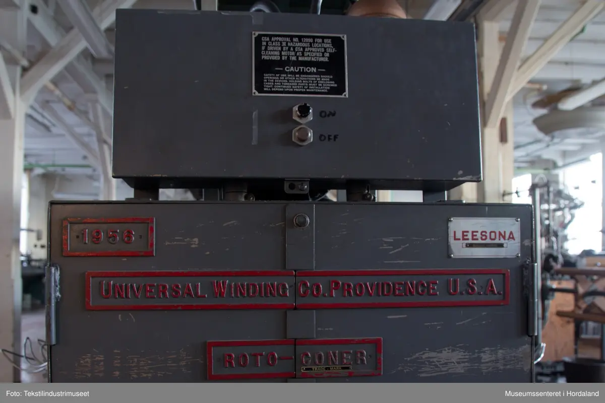 Spolemaskin med plass til 120 koner (60 på kvar side), elektrisk motor på eine sida, og støvsugar på den andre (støvsugarposen ligg øvst langs heile maskina, og det er små "sug" ved kvar kone som går ned under maskina.

Støvsugar: Sultzer Filex-Feinfilter, Winterthur/Suisse