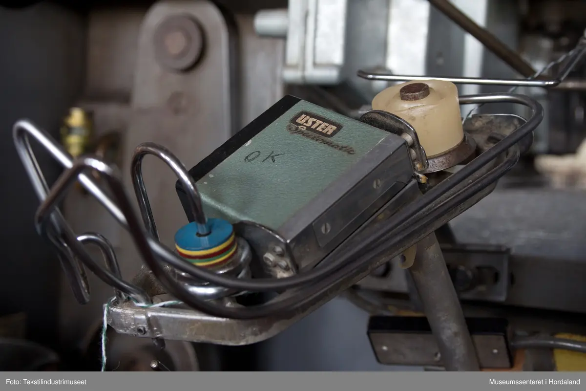 Spolemaskin med plass til 120 koner (60 på kvar side), elektrisk motor på eine sida, og støvsugar på den andre (støvsugarposen ligg øvst langs heile maskina, og det er små "sug" ved kvar kone som går ned under maskina.

Støvsugar: Sultzer Filex-Feinfilter, Winterthur/Suisse