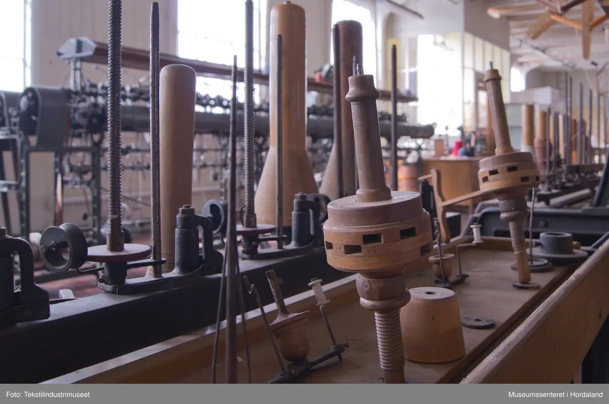 Spolemaskin brukt til å spole tråd frå hesper til hylser.