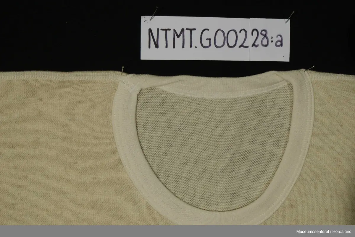 Lange ermer med brotavslutning, rund hals