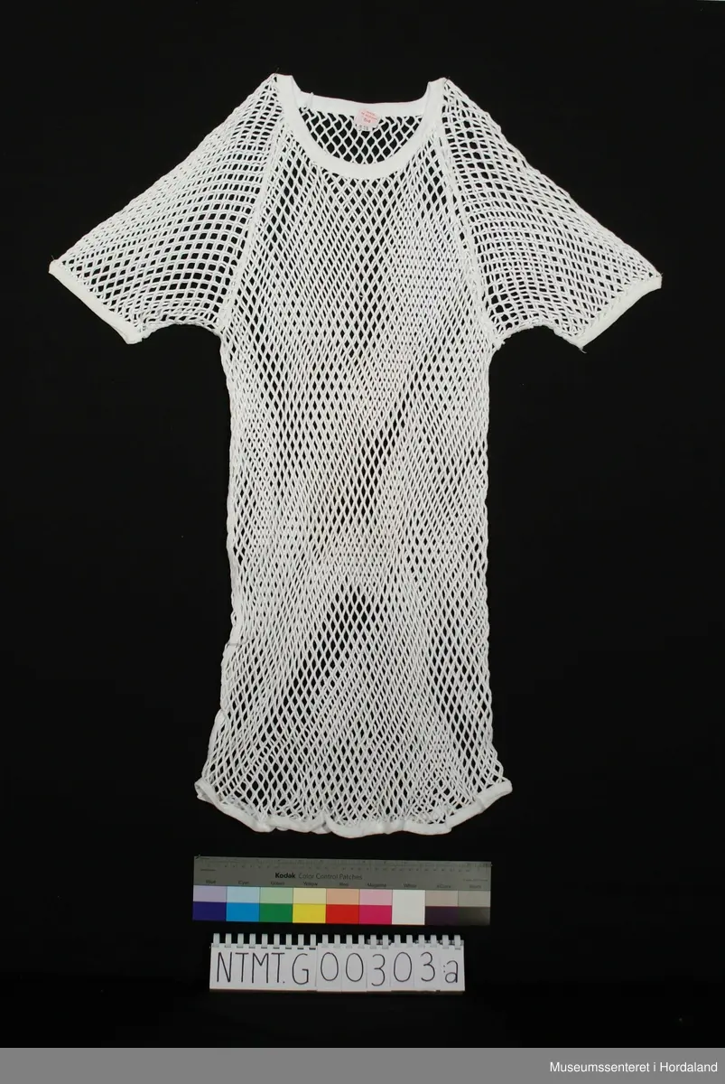 Korte ermer, rund hals, nettingstoff.