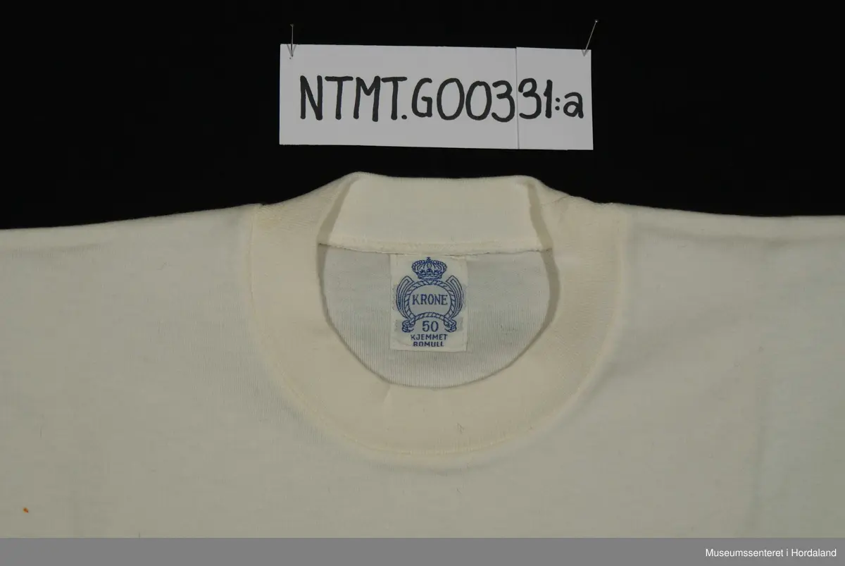 Rund hals med brotavslutning, korte ermer.