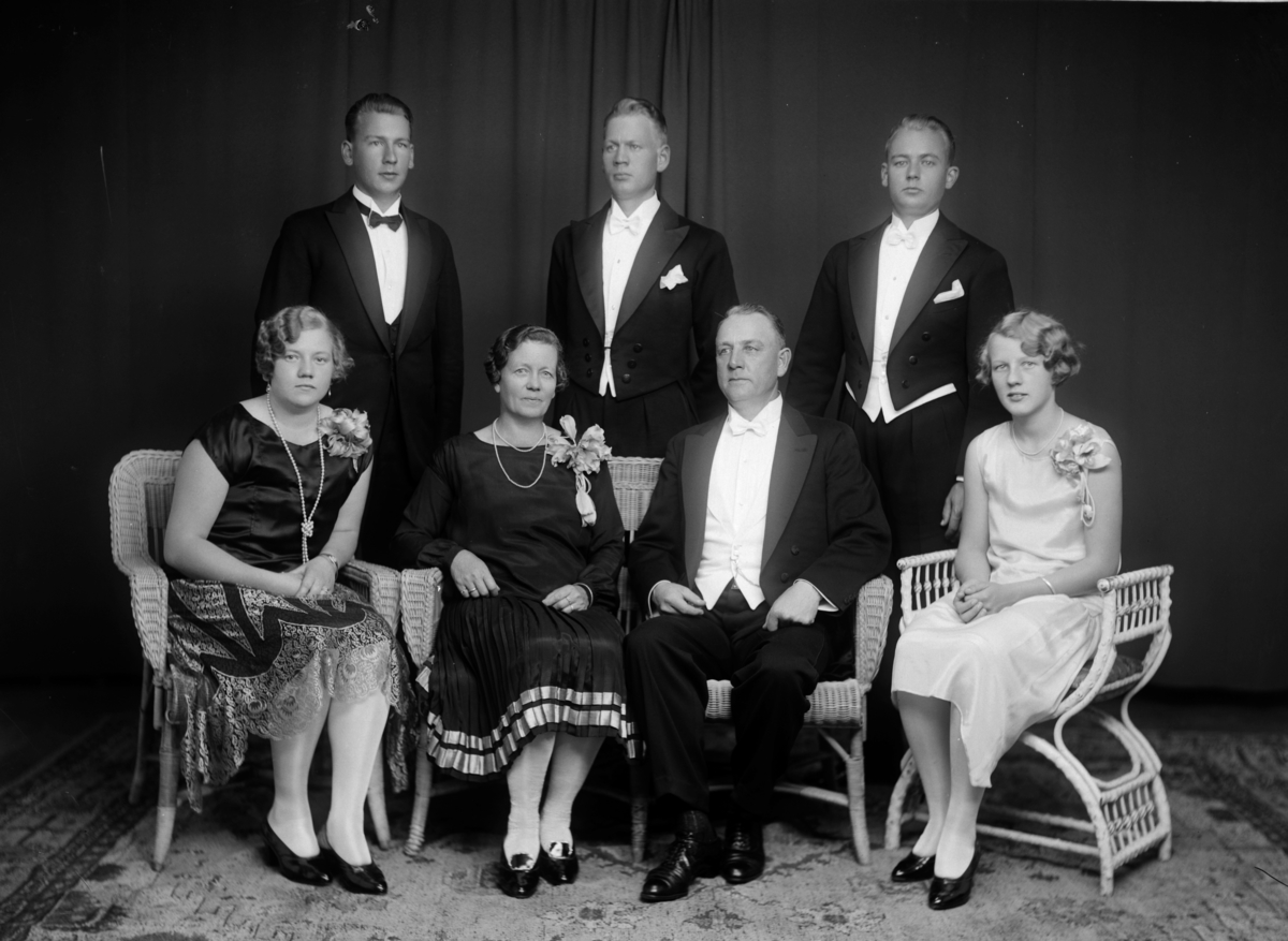 Musiker Frostad, familie, gruppebilde sju personer. Foran fra venstre Ingeborg Gunvor, Mathea (f. Vold (Wolla)), Albert, Inger Margrethe. Bak: Arne, Simon og Anders Wilhelm.