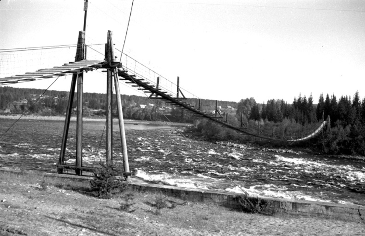 Hengebrua ved Skjefstadfossen