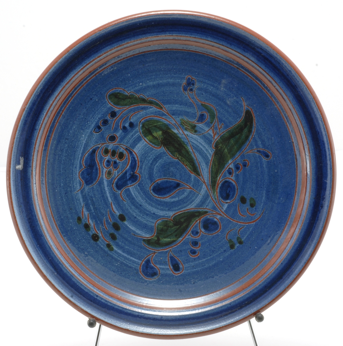 Risset og malt dekor i organiske former med fugl