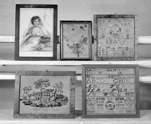 Navneduk, fig., blomstervaser, m.v. , innrammet 32,3 h.  33, 8 br. 
1802


Denne Navneduk er syd av Johanne Christine Dass Holtermann, f. i Bergen 6/9 1792, d. 14/4 1807, 
hvis Navnetræk står omgit av en Blomsterkrans tilhøire paa Duken med et Flag ved siden, 
Hændes forældres Initialer staar øverst omgit av en større blomsterkrans: L.H = Lorentz Holtermann og A.M.K.= Anne Margrete H. (f. Blydt)
Paa begge Sider av kransen staar saa hennes Foeældres initialer: H.B= Hans Blydt og K.B.= Karen Blydt (f. Foss). 
Midt på Duken og yterst i Kanten paa hver side staar den unge Sømmerskes Fars Foreldres initialer: H.H.= Hans Holtermann og 
J.C.H.= Johanne Christine Holtermann (f. Dass).

Navneduken dær utlaant til Jubileumsutstillingene i 1914 
Navneduken dær utlaant til utstilingen navneduker arrangert av Norsk Folkemuseum Sommeren 1921.
Navneduken foræret Oplandenes Folkemuseum 1934 av

Frederikke Waaler, f. Rynning
                                Harnes.