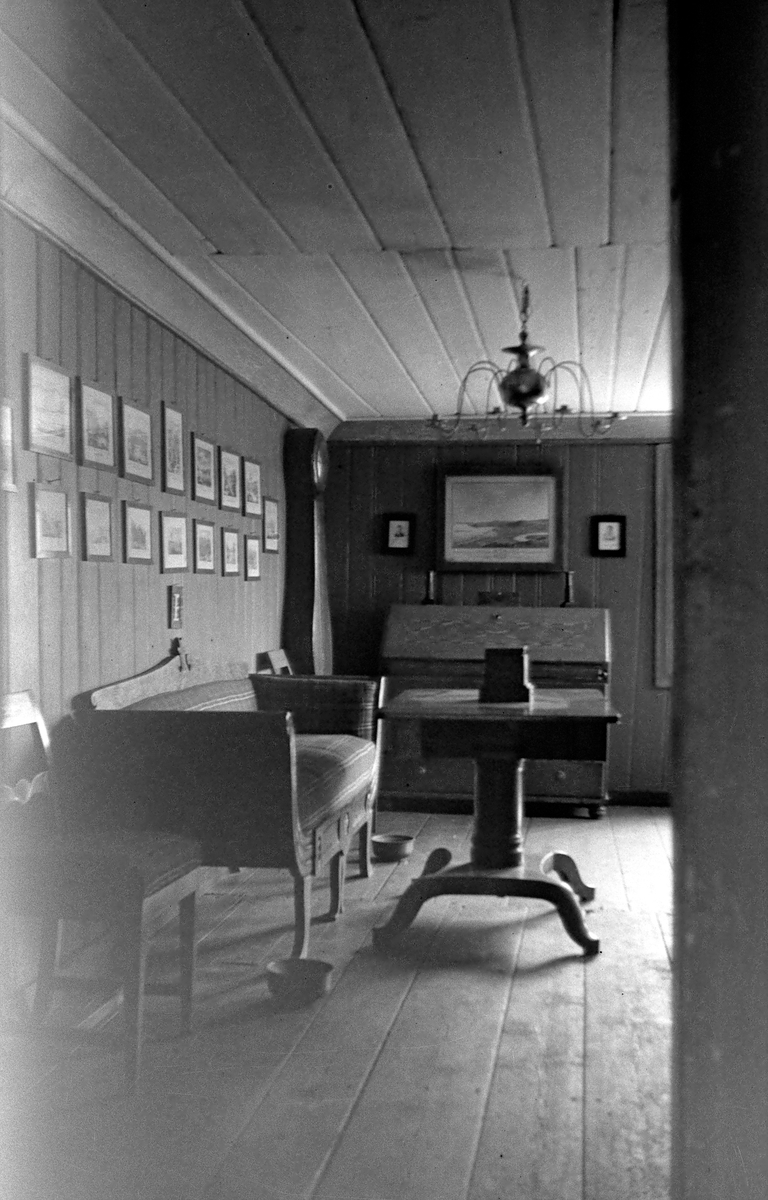 BOLSTADBYGNINGEN. HDH. 12. INTR. 2 ETG. Sofa, bord, stol. Møbler. 