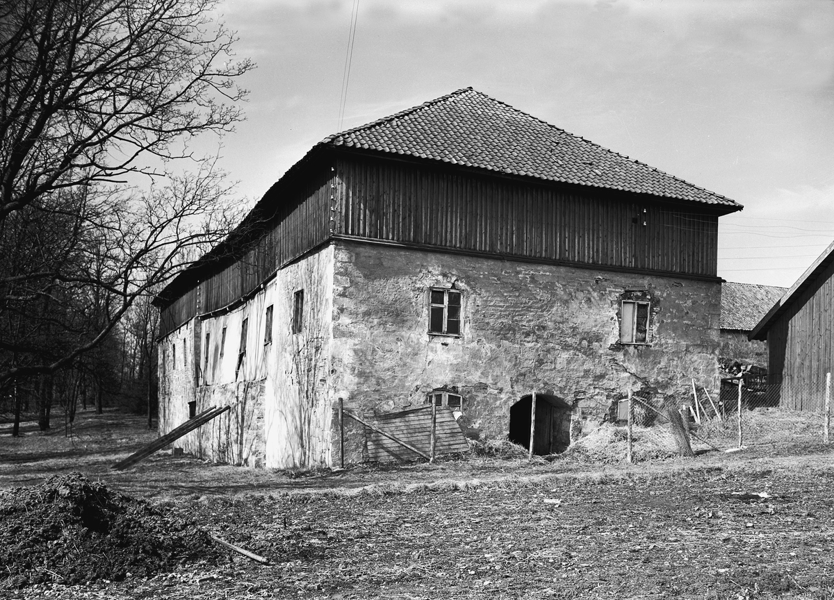 Hamar, Storhamar gård, Storhamarlåven, eksteriør, endevegg i sørfløyen, stallen, øst og sørsiden,