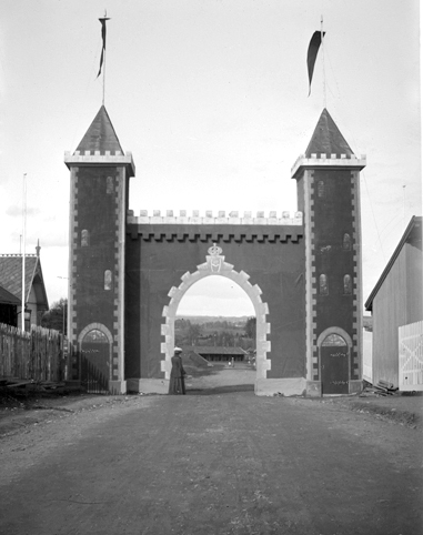 Hamar, Utstillingsplassen, Det nasjonale turnstevnet på Hamar i 1907, velkomstportal tegnet av ingeniør/arkitekt Axel Daniel Halvorsen (1847-1917) , kongemonogram, kong Haakon var gjest under turnstevnet,