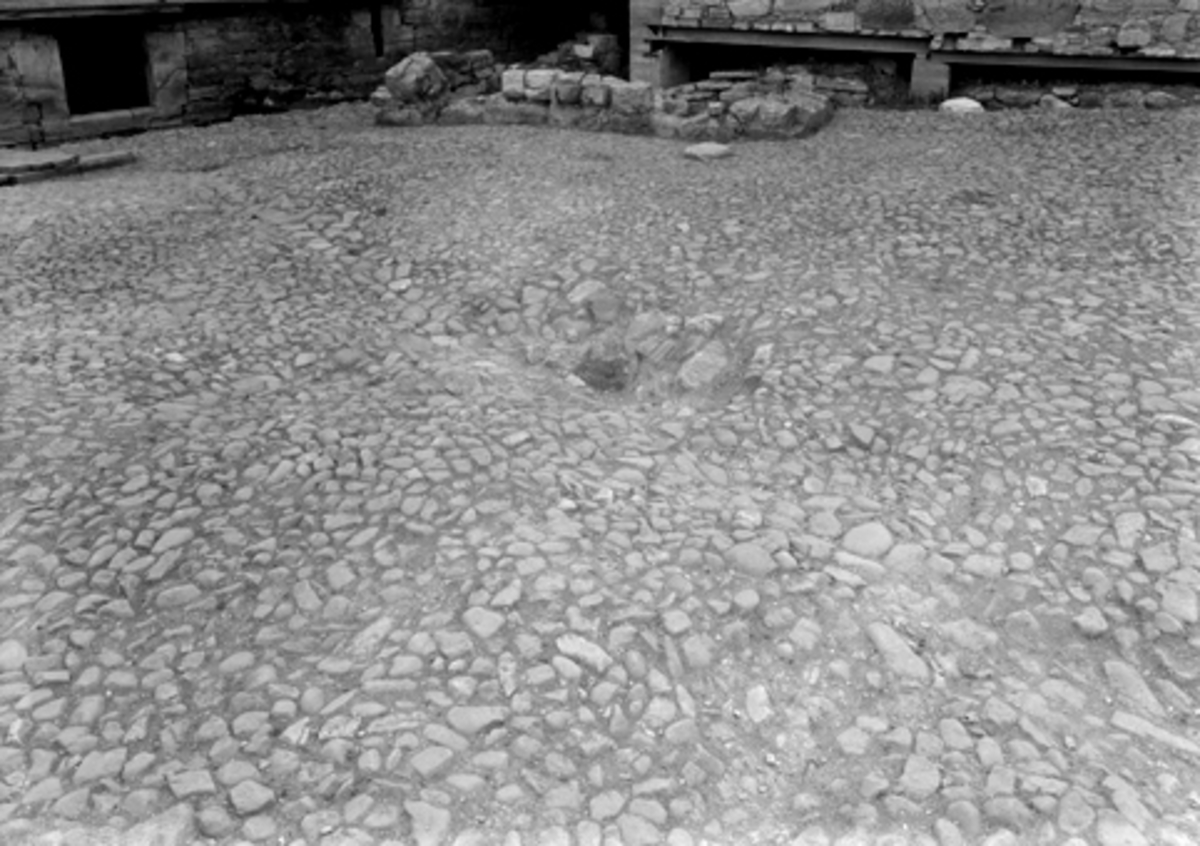 Arkeologiske undersøkelser i Hamar bispegård, Domkirkeodden, Hamar1955. Broleggingen i borggårdens midtparti.