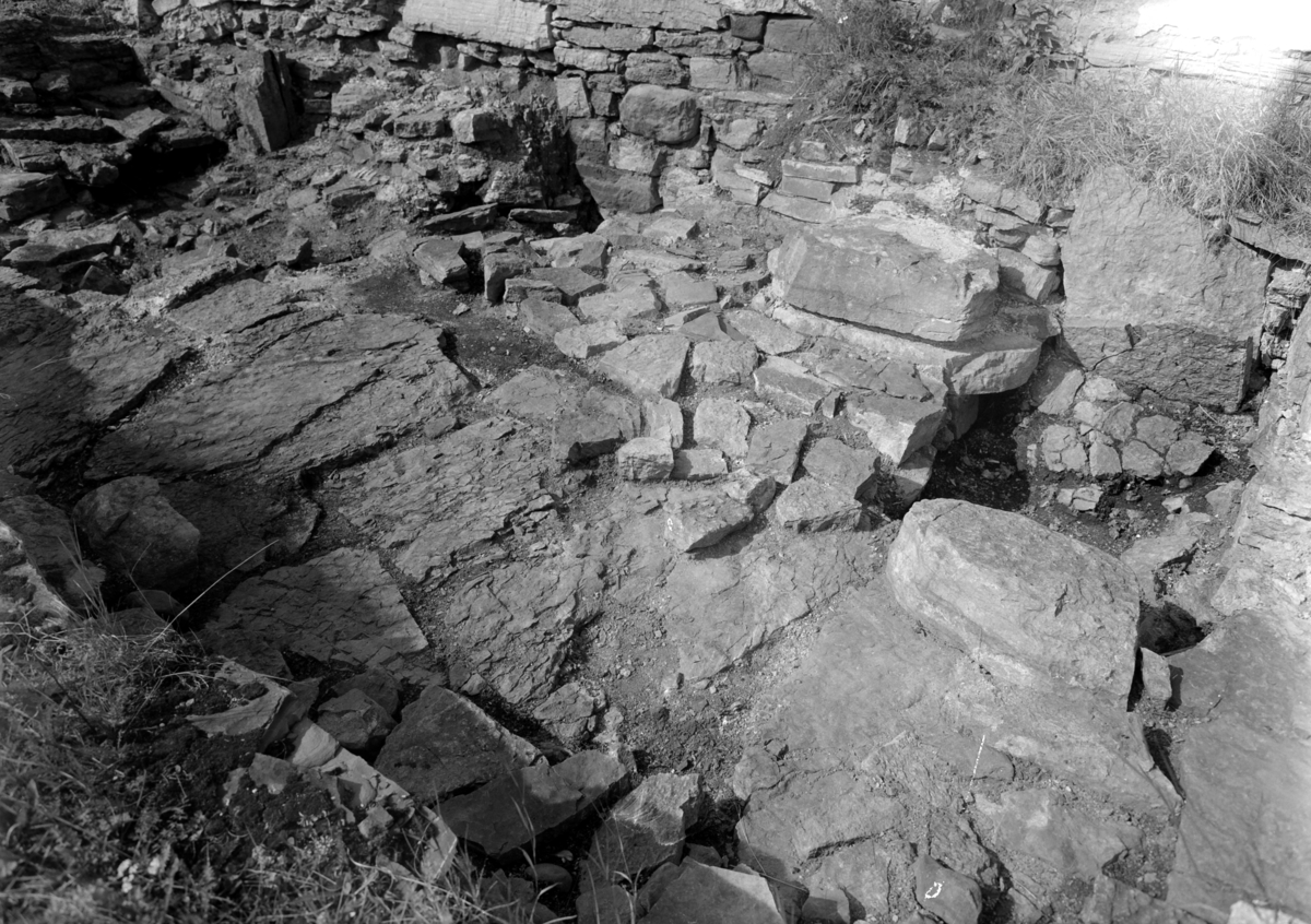Arkeologiske undersøkelser i Hamar bispegård, Domkirkeodden, Hamar, 1957.  Bygningsrester nord for tårnruinen, Kn. HKR. 300,