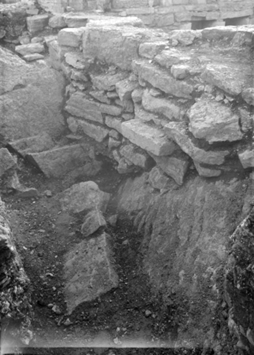 Arkeologiske undersøkelser i Hamar bispegård, Domkirkeodden, Hamar, 1957. Ruinen av tårnet, K. Østvegg.