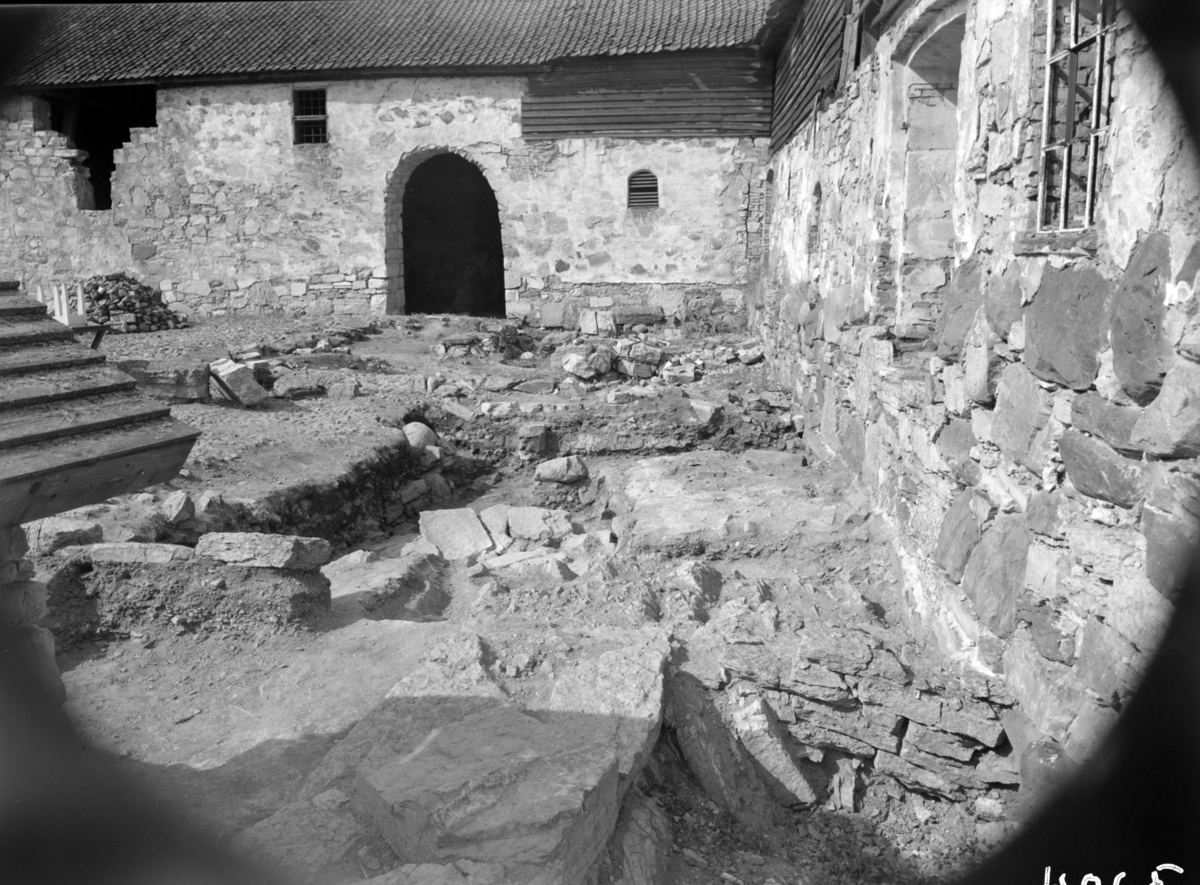 Arkeologiske undersøkelser i Hamar bispegård, Domkirkeodden, Hamar 1959. Området rett syd for nordre ringmur og vest for tårnet. HKR. 300.