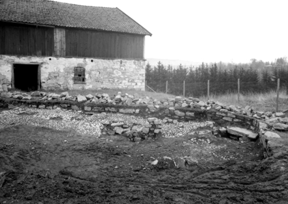 Arkeologiske undersøkelser i Hamar bispegård, Domkirkeodden, Hamar 1949. Nordøstre del av borggården. Nordre del av østre ringmur og brønnen inn mot ringmuren.