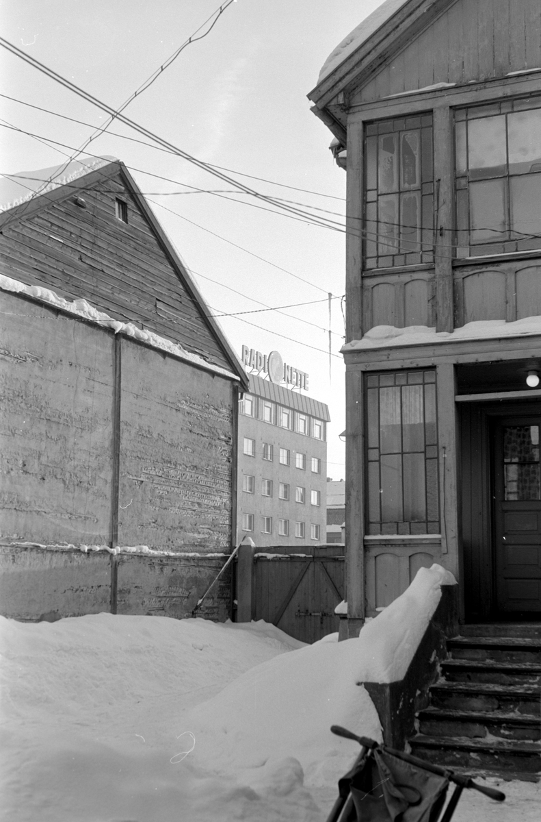 Hamar. GRØNNEGT. 43 TIL HØYRE, NR. 41 TIL VENSTRE. BAKGÅRDEN. 