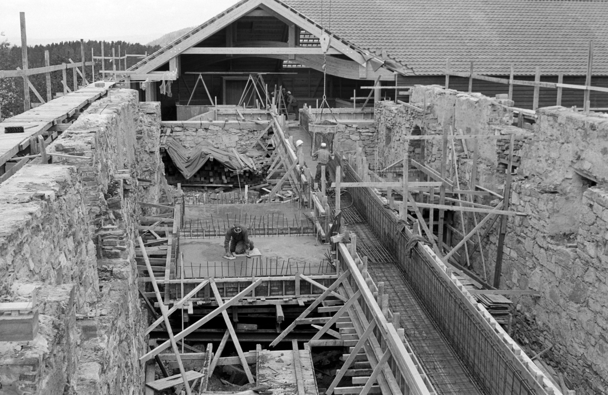 STORHAMARLÅVEN, ARBEID I C-FLØY, HDH. 03, P. M. T. Forskaling av rampen gjennom vestfløyen i 1970. Domkirkeodden, Hamar. Se boka "Storhamarlåven-en visuell oppdagelsesreise i Sverre Fehns arkitektur" utgitt av Hedmarksmuseet 2004. 