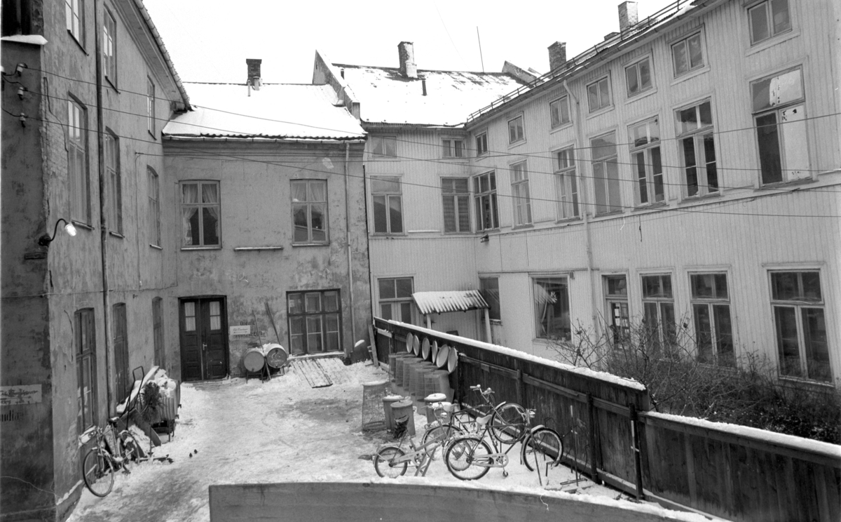 Parkgata 2, Hamar, eksteriør, bakgård, søppelstativ, sykkelstativ, vinter, parafintønner, Inngang til tannlege Glorvigen.