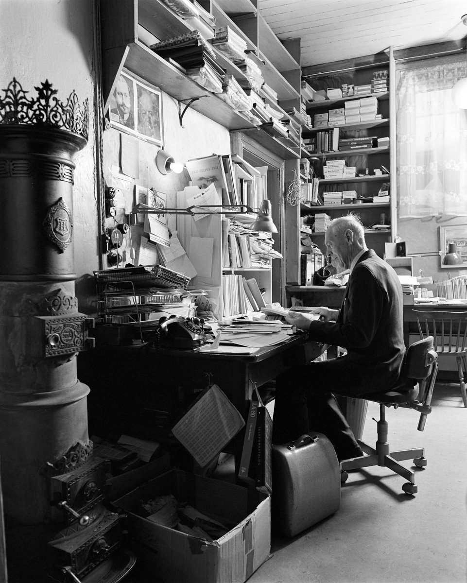 Emil Lies bokhandel i Strandgata 63, Hamar, butikk, interiør. Butikkinnredning. Kontor. Bokhandler Alfred Wangen. Forretningen ble nedlagt i 1982.. 