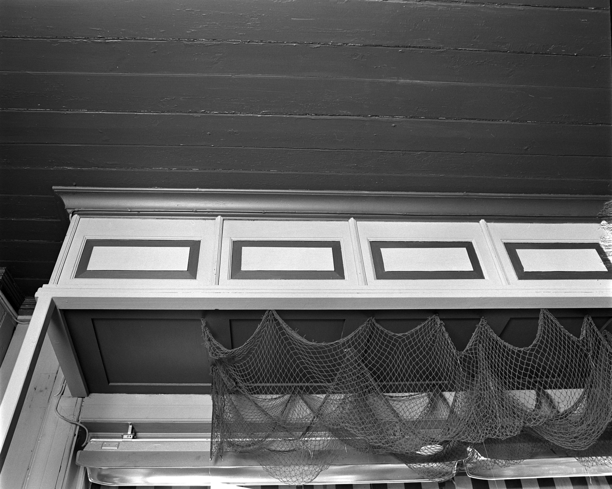 Emil Lies bokhandel i Strandgata 63, Hamar, butikk, interiør. Butikkinnredning. Detalj. Forretningen ble nedlagt i 1982.. 