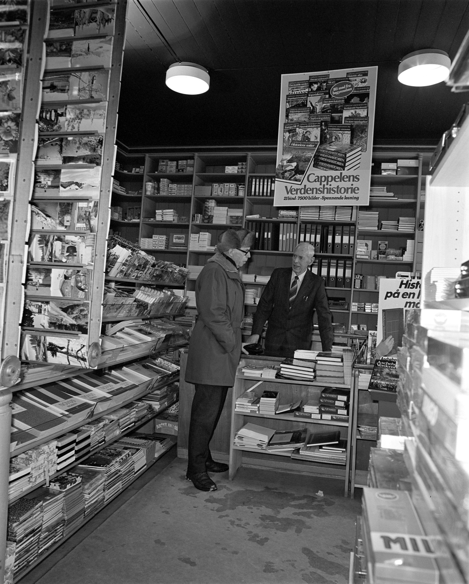 Bokhandler Alfred Wangen hos Emil Lies bokhandel i Strandgata 63 i Hamar i samtale med ukjent kunde. Forretningen ble lagt ned i 1982. 