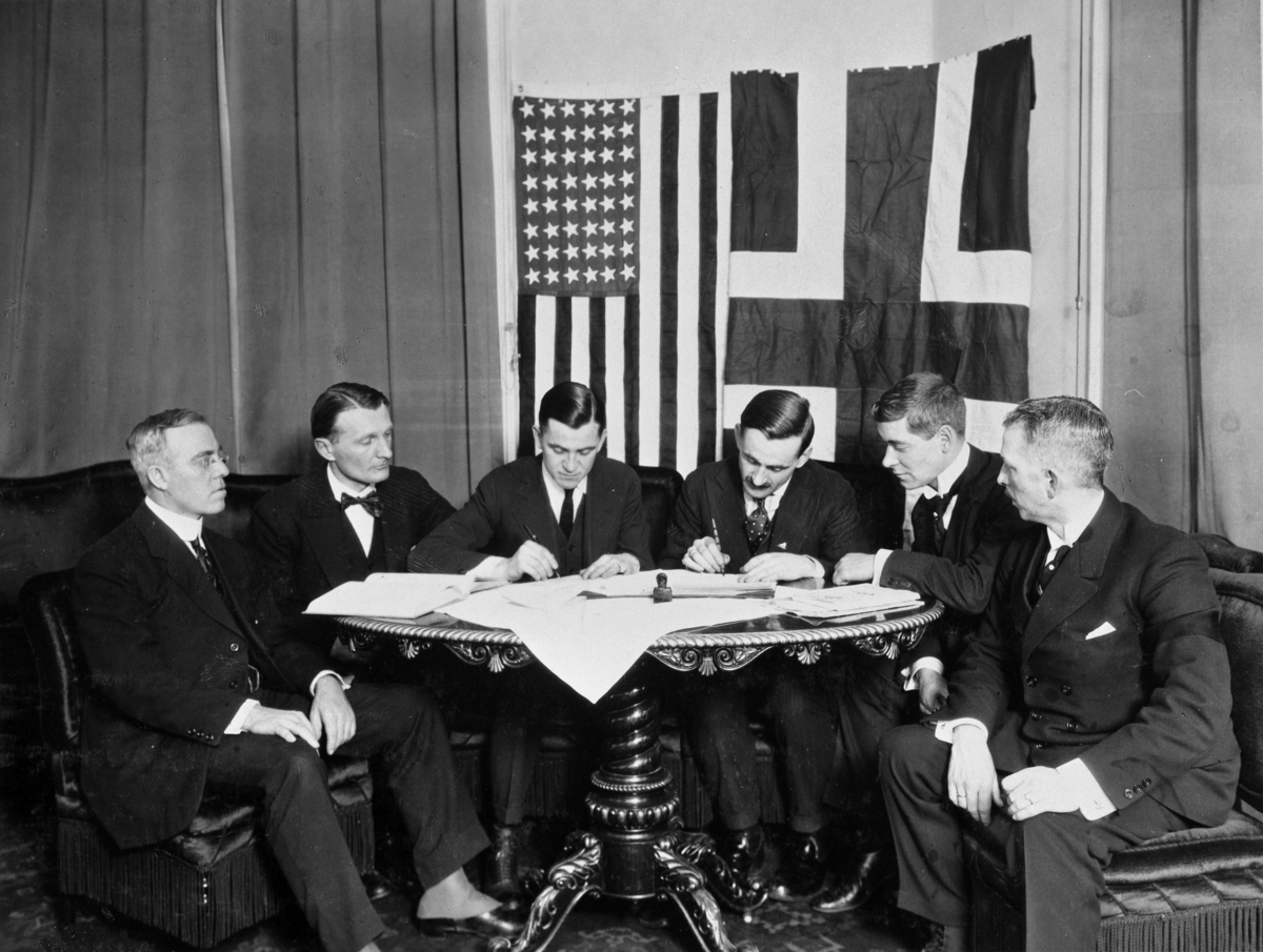 Oscar Mathisen underskriver kontrakt? Norsk og amerikansk flagg. Ukjent sted. f. v. Pettersen?, Heyerdahl, ukjent, Oscar Mathisen, Rode og ukjent. 
Oscar Wilhelm Mathisen (født 4. oktober 1888, død 10. april 1954) var en norsk skøyteløper som representerte Kristiania Skøiteklubb. 
