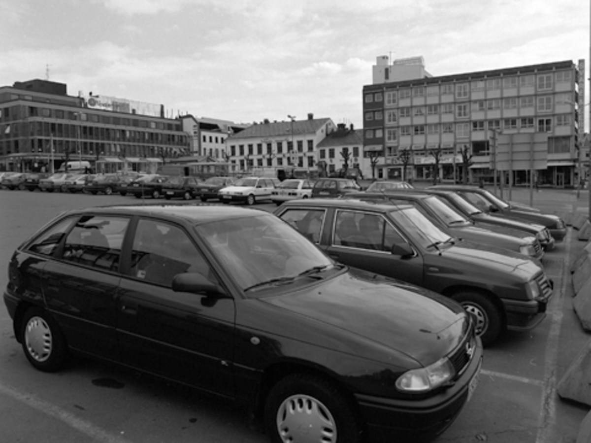 PARKERINGSPLASSEN PÅ STORTORGET, HAMAR. FOTO ERIK MOSTUE 26. 05. 1997. 