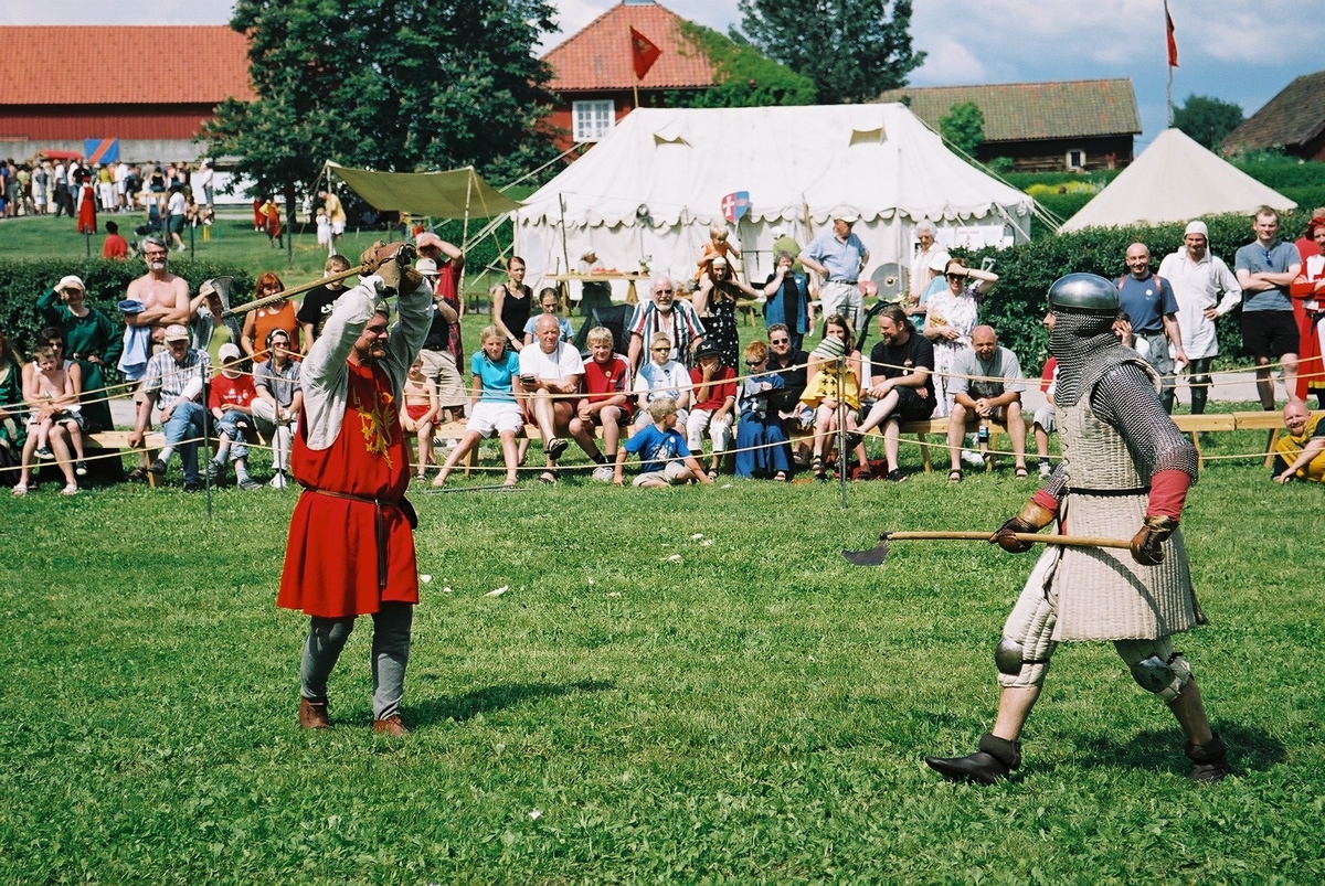 Middelalderdagen. 
Middelalderfestival, Hamar, Domkirkeodden, 2002. 