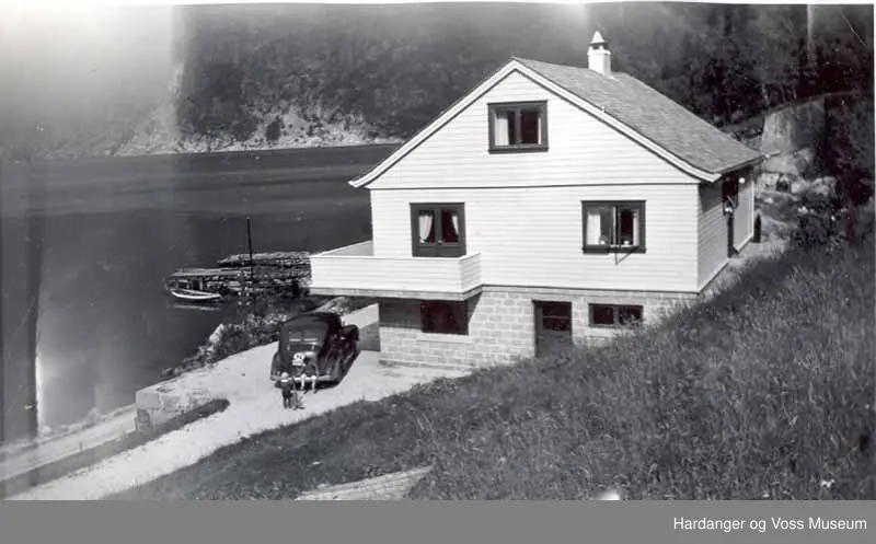 Gruppe, born, hus, bil, brygge, fjord. Huset til Knut C. Hereid. Bil 39 Dodge