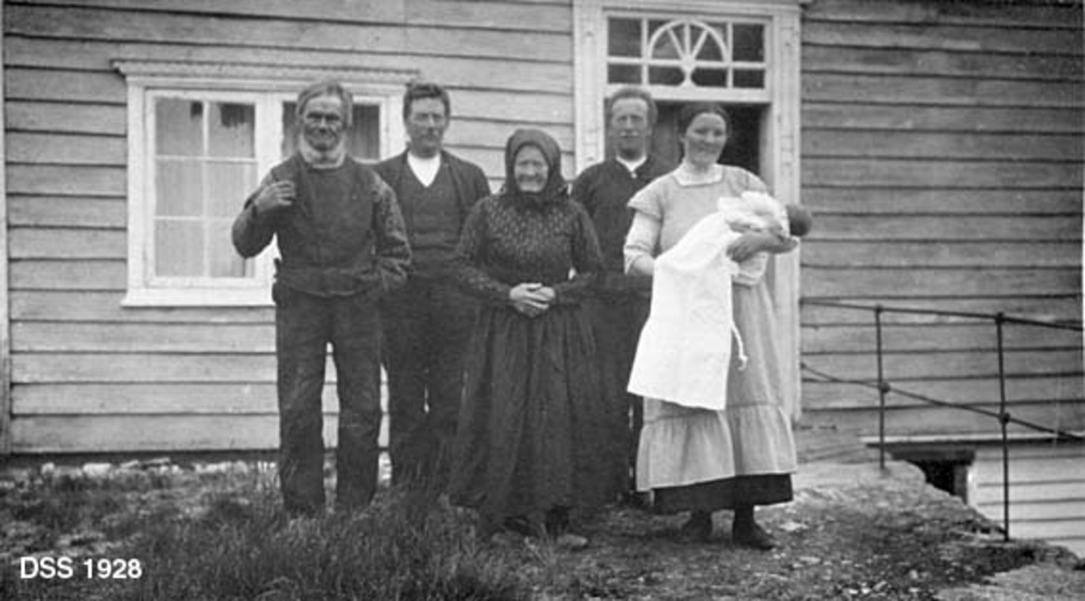 Fire generasjoner samlet utenfor stuebygningen på Kongsvik i Hornindal i Sogn og Fjordane.  Skogvokter Peder E. Kongsvik (1867-1943) er markert med et svart tusjkryss som nummer to fra venstre.  Til venstre for ham står antakelig faren hans, Elling Pedersen Kongsvik (1831-1917), og til høyre mora Anne Andersdatter Kongsvik (1830-1920).  Nummer fire fra venstre er Peders svigersønn, Steffen Hatlelid (1889-1966), som var lærer og etter hvert også overtok gardsbruket på Kongsvik.  Deretter følger hans kone (Peders datter) Synnøve Oline Hatlelid (1891-1946) og deres dåpsbarn, Pauline Hatlelid (1916-2008).  Fotografiet er tatt foran et våningshus med horisontalstilt ytterpanel, vindu og ei dør med empireinspirert omramming og overvindu.