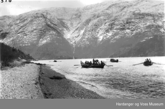 Folk og robåtar i Vangsviki, Ulvik