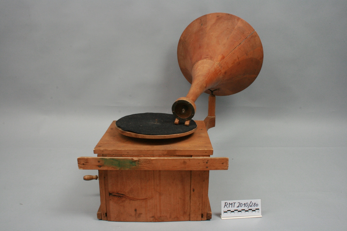 Hjemmelaget grammofon av pathéfon-type. 

Instrumentet består av tre deler som lett kan tas fra hverandre. Kasse med en arm, som holder trakten, platetallerken og trakt. Det er montert en sveiv på en siden av kassen. Hovedsaklig består instrumentet av tre, kassen av gran og trakten sansynlighvis av kirsebær. Overflaten er delvis ru og ujevn.
På platetallerken ligger es svart filt. Kassen er føyet sammen med skruer og spiker.

Membranen består av marieglas, som er en variasjon av krystallen gips.