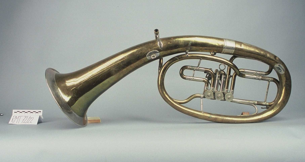Blåseinstrument i oval form. Messing med hylse av nysølv. Tre roterende ventiler (Drehventile), som spilles med høyre hånd. Vanlig rekkefølge: Heltone, halvtone, halvannen tone. Alle ventilrør har stemmebøyler. Spyttklaff.

Grunntone: B !. Dypest spillbare tone: B.

Instrumentet tilsynelatende ligner Wagnertuba i form, men Wagnertuba er en venstre håndsinstrument med 4 ventiler (i likhet med valthorn), og med noe større konisitet i bor.