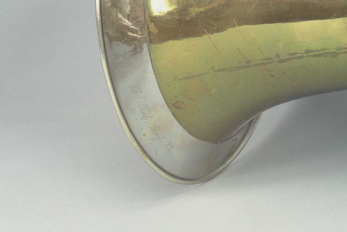 Blåseinstrument i oval form. Messing med hylse av nysølv. Tre roterende ventiler (Drehventile), som spilles med høyre hånd. Vanlig rekkefølge: Heltone, halvtone, halvannen tone. Alle ventilrør har stemmebøyler. Spyttklaff.

Grunntone: B !. Dypest spillbare tone: B.

Instrumentet tilsynelatende ligner Wagnertuba i form, men Wagnertuba er en venstre håndsinstrument med 4 ventiler (i likhet med valthorn), og med noe større konisitet i bor.