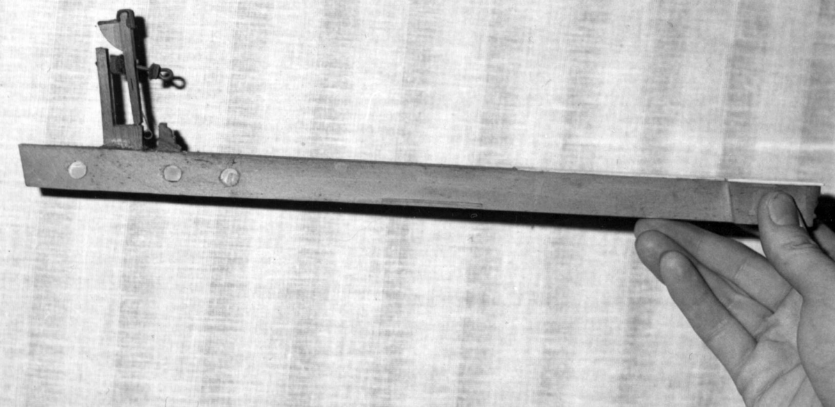 Instrument med omfang: FF - f'''' (6 oktaver).

Firkantet korpus med to bein framme og en rød tekstilavdekking på forsiden. Finer sannsynligvis mahagoni. Lokk tredelt med to knapper og mørk treinnlegg. Når lokket åpnes kan to halvsirkelformede plater felles frem som hyller for lysestaker.
Under klaviatur to dører foran klangbunnen.