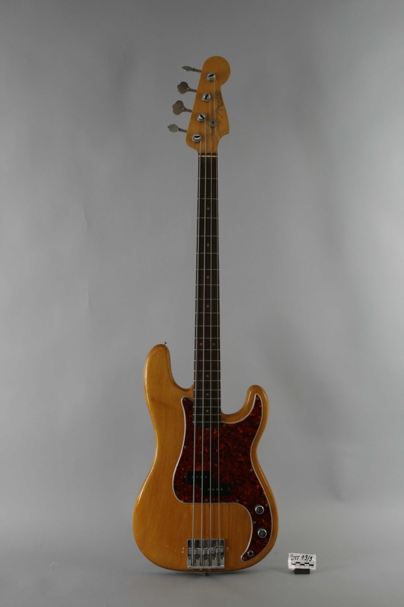 Korpus i lyst lakkert tre. Rødt plekterbrett. 20 tverrbånd på halsen. Volum- og bass/diskant (tone)- kontrollknapper. Split single-coil pickup. Skrue for reim på venstre sarg.