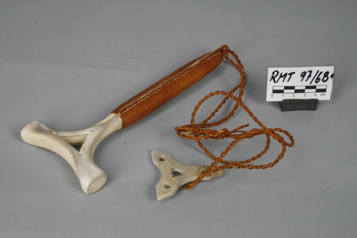 Samisk tromme av Åseletypen fra det Sør-samiske området, med malte figurer, hammer og viseren Árhpa.

Instrumentmakeren skrev i 1997:

Runebommen ble ferdig laget i slutten av oktober 1997.

Materiale.
Bjørk ble tatt i månefase NY 10 oktober. 1997. Saget høvlet og bøyd rundt en form. Tørket og bearbeidet ferdig til sying av skinn.

Skin. 
Reinskinn ble avhåret i September 1997. Skin er av en okserein 4 år gammelt.

Senetråd.
Sener er tatt av rein og spunnet på tradisjonell måte. Det er brukt både ryggsener og skanke sener til sying av skinn, Trommeskinn.

Árhpa, Runebommeviser.
Árhpa er laget av reinhorn.

Hammer.
Hammer er laget av reinhorn og av reinskinn. Det samme er også tvinnet snor.

Bark:
Fargestoff er olderbark  tatt på rota av older, tørket og malt til fint mel.
Barken er brukt til farging av selve tromme og tegn på skinn som ble blandet i vann på tre, og på skinn er det brukt Vaselinolje, ”Paraffinum Liquidum”.