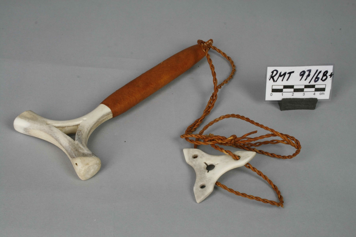 Samisk tromme av Åseletypen fra det Sør-samiske området, med malte figurer, hammer og viseren Árhpa.

Instrumentmakeren skrev i 1997:

Runebommen ble ferdig laget i slutten av oktober 1997.

Materiale.
Bjørk ble tatt i månefase NY 10 oktober. 1997. Saget høvlet og bøyd rundt en form. Tørket og bearbeidet ferdig til sying av skinn.

Skin. 
Reinskinn ble avhåret i September 1997. Skin er av en okserein 4 år gammelt.

Senetråd.
Sener er tatt av rein og spunnet på tradisjonell måte. Det er brukt både ryggsener og skanke sener til sying av skinn, Trommeskinn.

Árhpa, Runebommeviser.
Árhpa er laget av reinhorn.

Hammer.
Hammer er laget av reinhorn og av reinskinn. Det samme er også tvinnet snor.

Bark:
Fargestoff er olderbark  tatt på rota av older, tørket og malt til fint mel.
Barken er brukt til farging av selve tromme og tegn på skinn som ble blandet i vann på tre, og på skinn er det brukt Vaselinolje, ”Paraffinum Liquidum”.