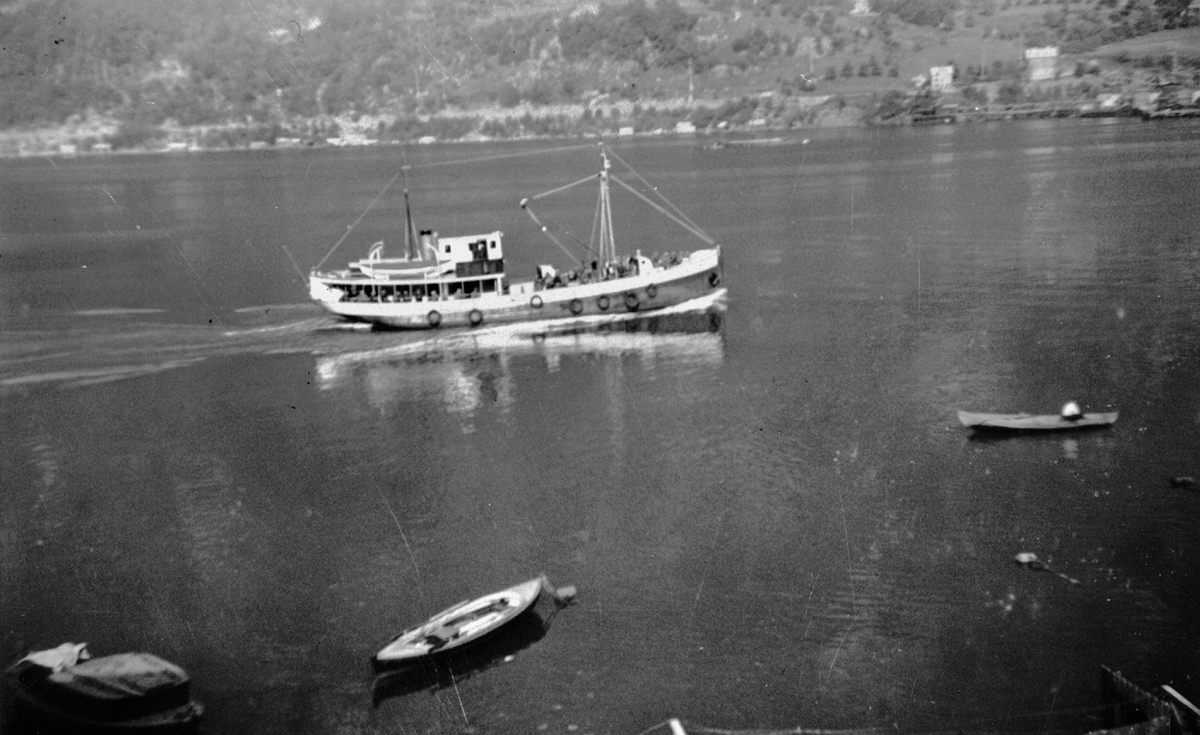 Skyssbåt "Varden II", eller "Lindenes I" på fjorden