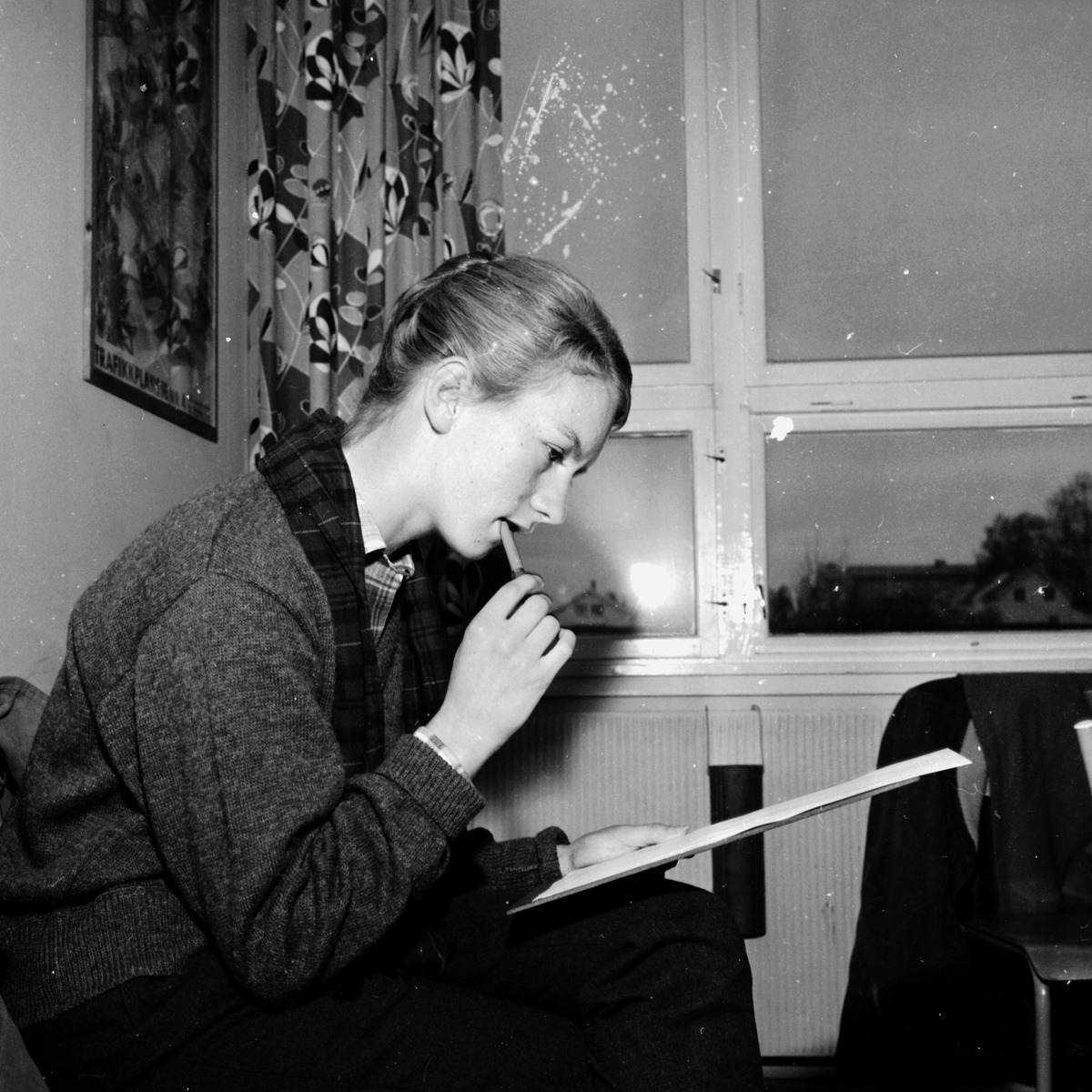 INGER JOHANNE JØRPELAND STUDERER OPPGAVENE UNDER FØRERPRØVEN HOS STATENS BILSAKKYNDIGE I HAMAR. (HS 31. OKTOBER 1959) STED:BILTILSYNET KOMMUNE:HAMAR DATO:??. 10. 1959 FOTO:EGIL M. KRISTIANSEN 