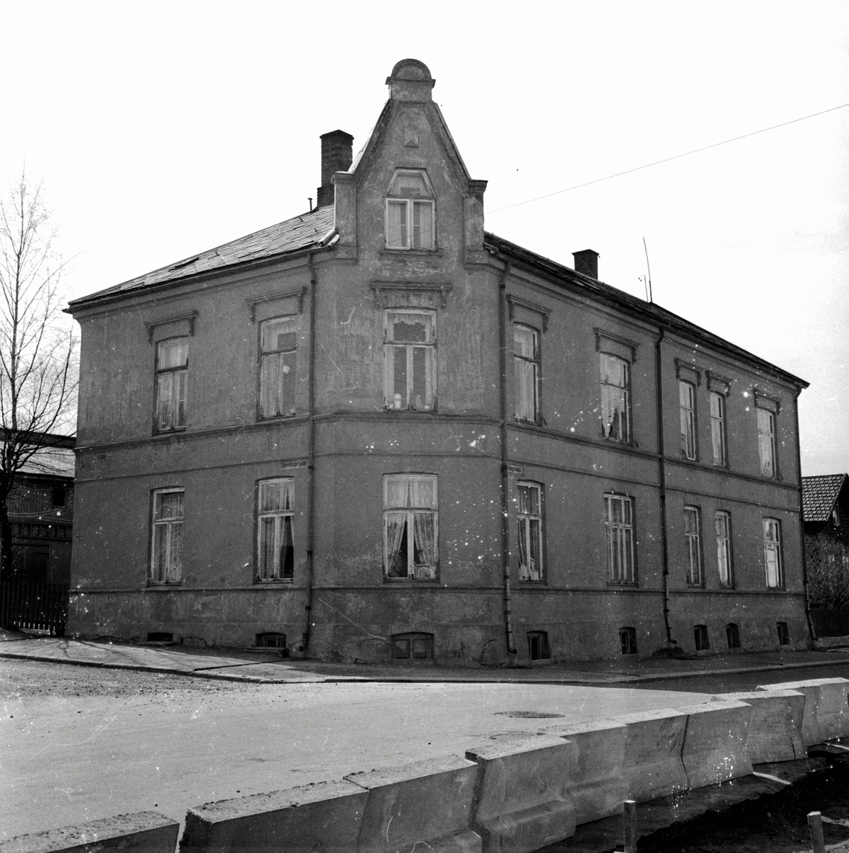 DEN GAMLE GRUNDTGÅRDEN I VANGSVEGEN I HAMAR BLE SOLGT TIL TRONDHEIMSFIRMAET LORENTZ ERBE. (HS 16. JULI 1960) STED VANGSVEGEN KOMMUNE: HAMAR DATO:15. 07. 1960 FOTO:EGIL M. KRISTIANSEN 