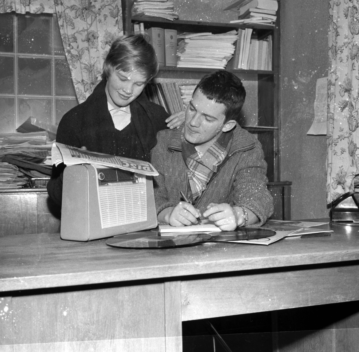 REDAKTØRER AV "PLATEKROKEN" I HAMAR STIFTSTIDENDE, ELISABETH NORDRUD OG PER BØE BÆKKEVOLD. MUSIKK. STED: HAMAR STIFTSTIDENDE. KOMMUNE: HAMAR DATO:??. 09. 1959 FOTO:EGIL M. KRISTIANSEN 