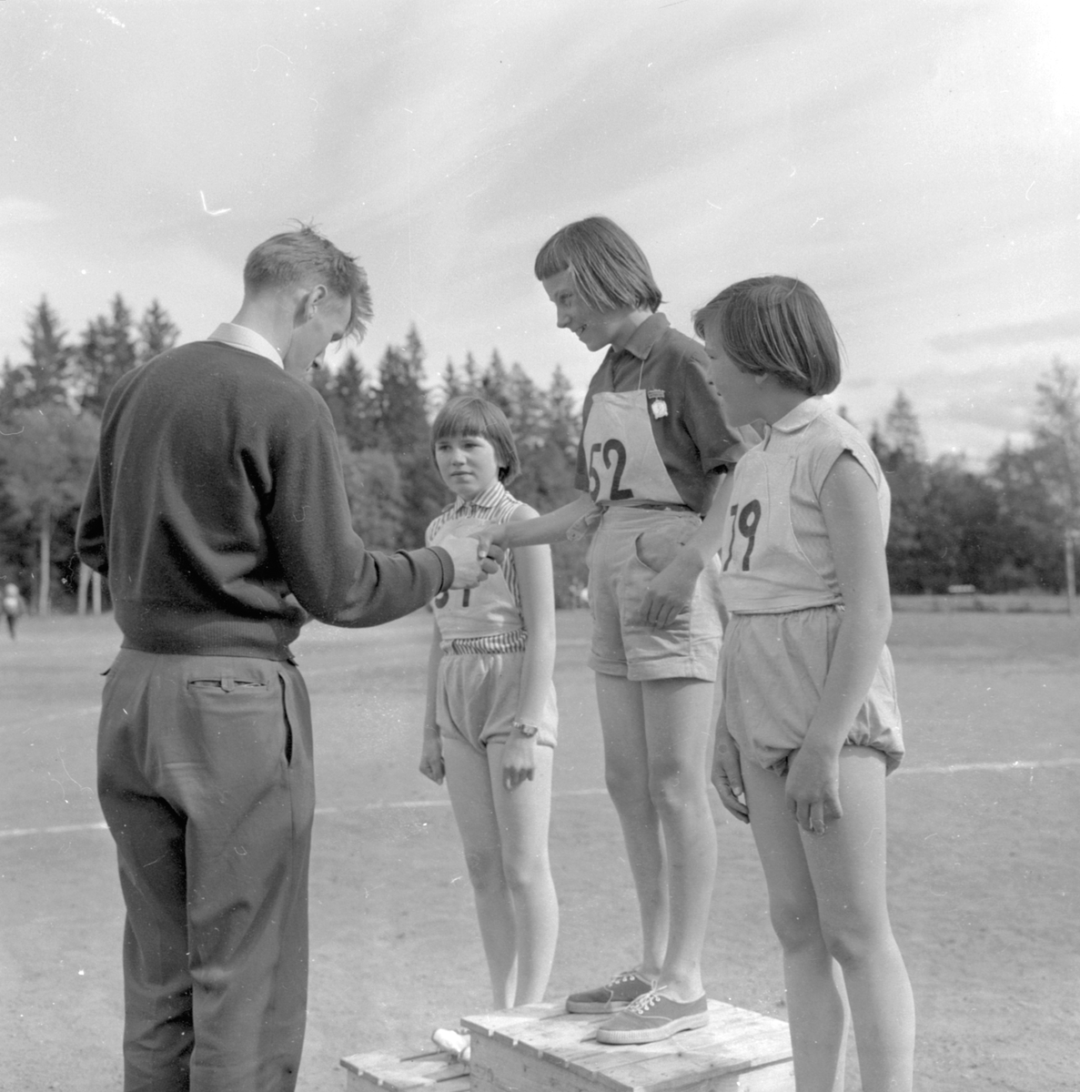 PREMIEUTDELER JENS TRÆTTEBERG. ELLERS UKJENT. FRIIDRETT. STED:NORDBYGDA. KOMMUNE: LØTEN. FOTO:EGIL M. KRISTIANSEN 
 
 
