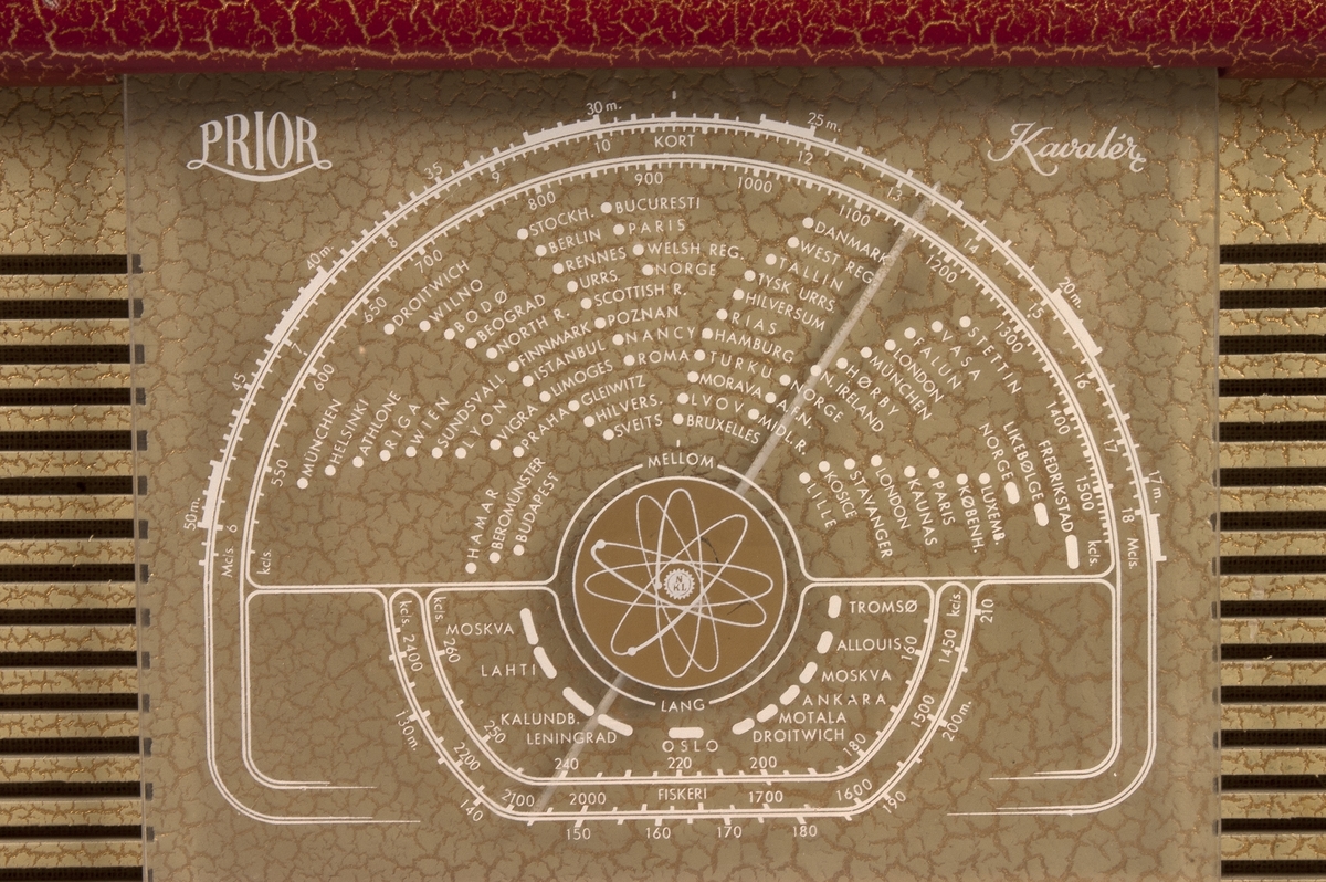 Radio i kabinett av finer med rød krakkerlert overflate, og gull i sprekkene. Fronten er lys gul med gull krakkelering. Gjenomsiktig plastdeksel og tre brytere på forsiden. Håndtak i skinn med messingbeslag på oversiden. Baksiden av kabinettet kan åpnes, på innsiden er det et koblingsskjema i papir. Ledning er kveilet sammen og ligger i et rom på baksiden. Integrert høyttaler. 

Bølgelengder: Langbølge 150-265 kHz, mellombølge 520-1580 kHz, fiskeribølge 1430-2450 kHz, kortbølge 5.8-18 MHz.