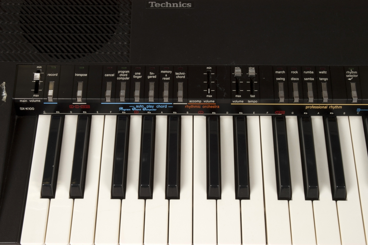 Synthesizer med omfang på fire oktaver, kontrollere i form av brytere og fadere.