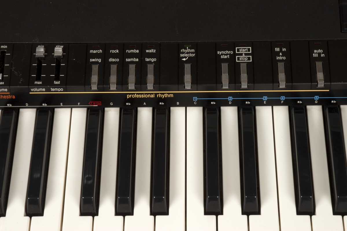 Synthesizer med omfang på fire oktaver, kontrollere i form av brytere og fadere.