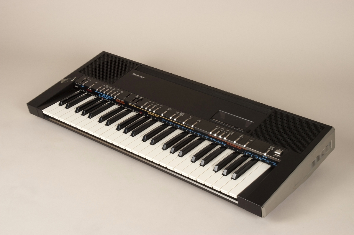Synthesizer med omfang på fire oktaver, kontrollere i form av brytere og fadere.
