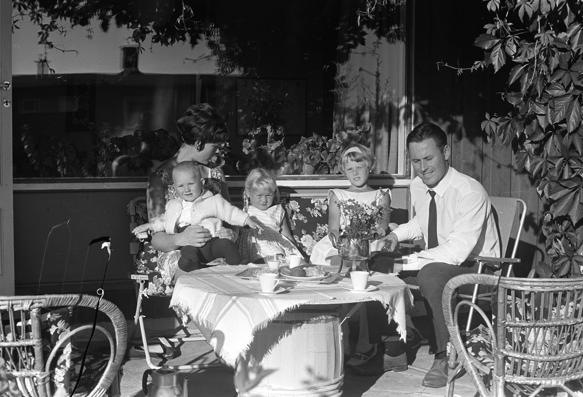 EGIL DANIELSEN M/FAMILIE. FRIIDRETT. STED:RØREKSGATE. KOMMUNE: HAMAR. DATO: 1966. FOTO: EGIL M. KRISTIANSEN. 