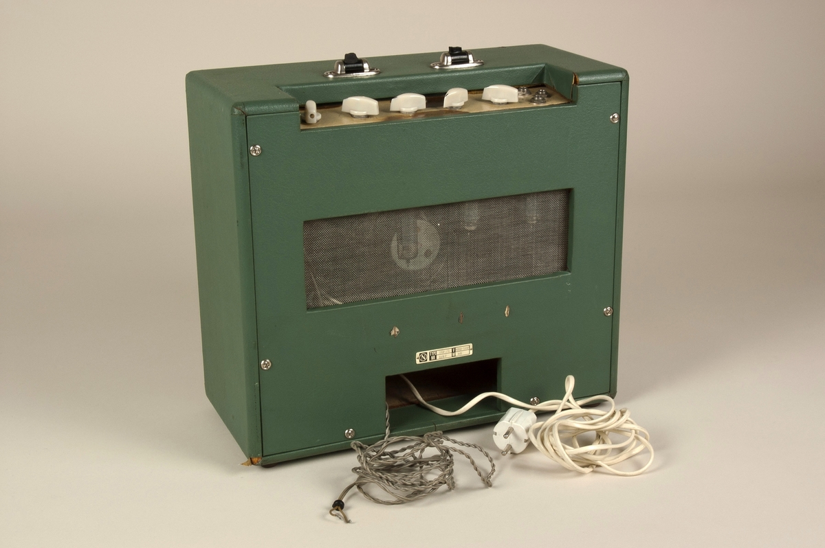 Rørforsterker med integrert høyttaler. Utgangseffekt på 5 watt med effektforbruk på 40 watt. Tre innganger. To volumkontroller. Vibrato-, diskant- og basskontroll.