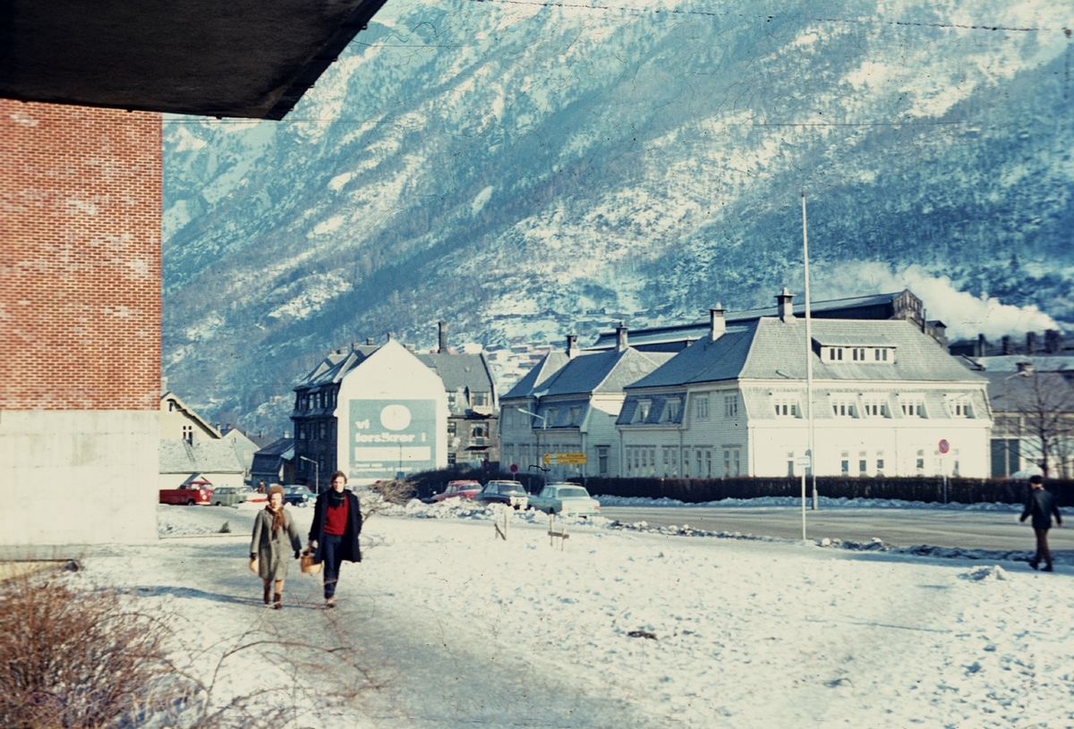 Vinter i Odda sentrum ved rådhuset.