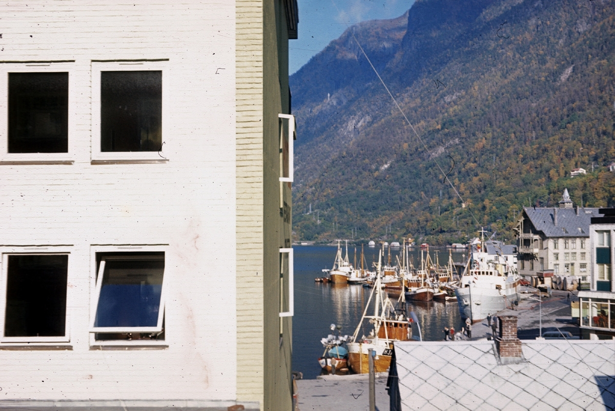 Fiskebåtar og skøyter til kai i Odda.